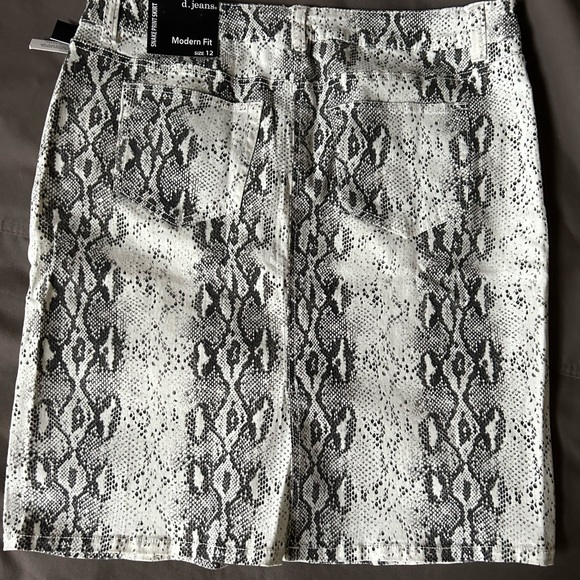 D. Jeans snake print skirt, brand new with tags - Picture 2 of 4